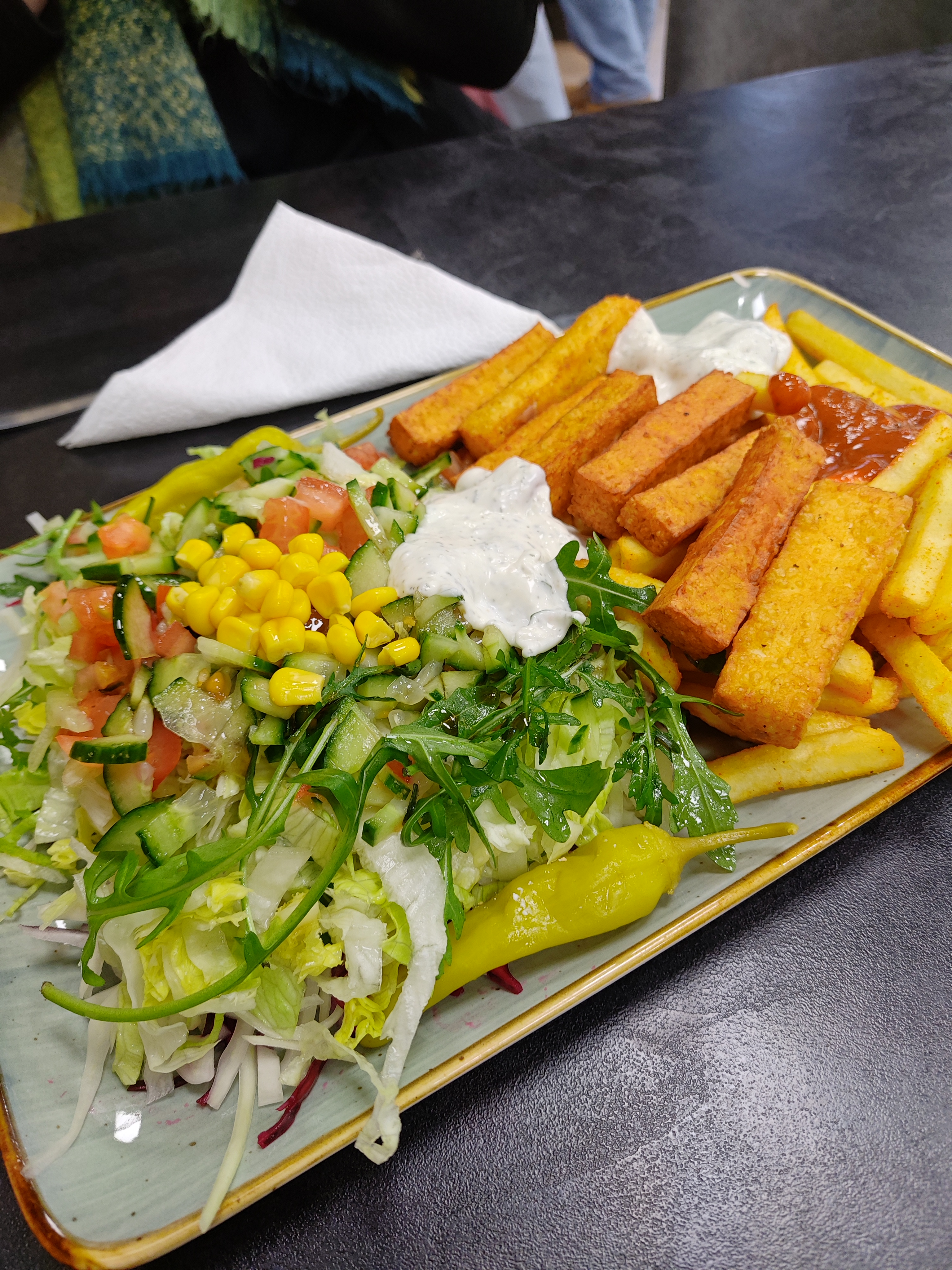 Leckerer Döner Teller mit Salat und Beilagen