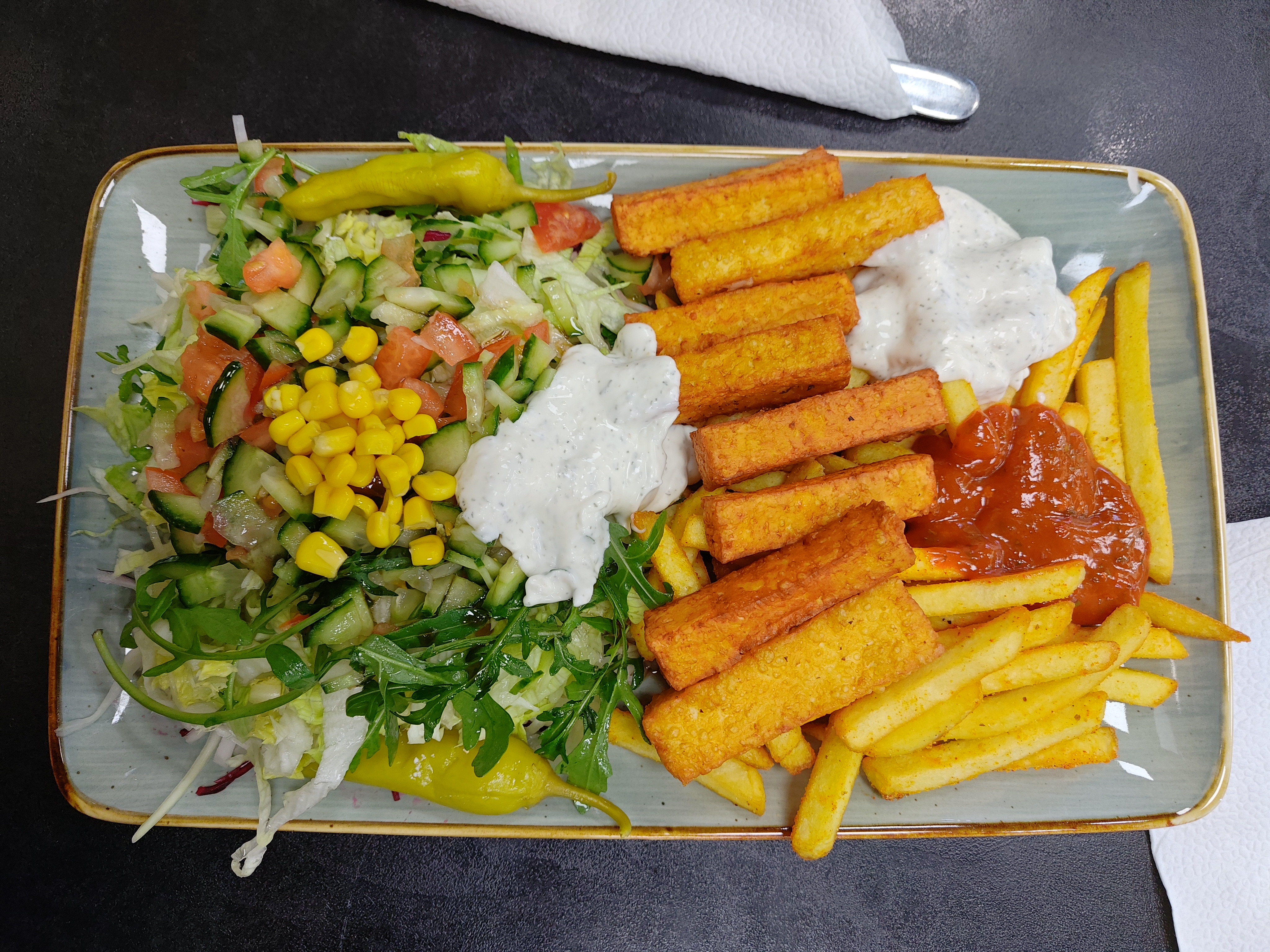 Frisch zubereiteter Doener Teller mit Salat und Beilagen
